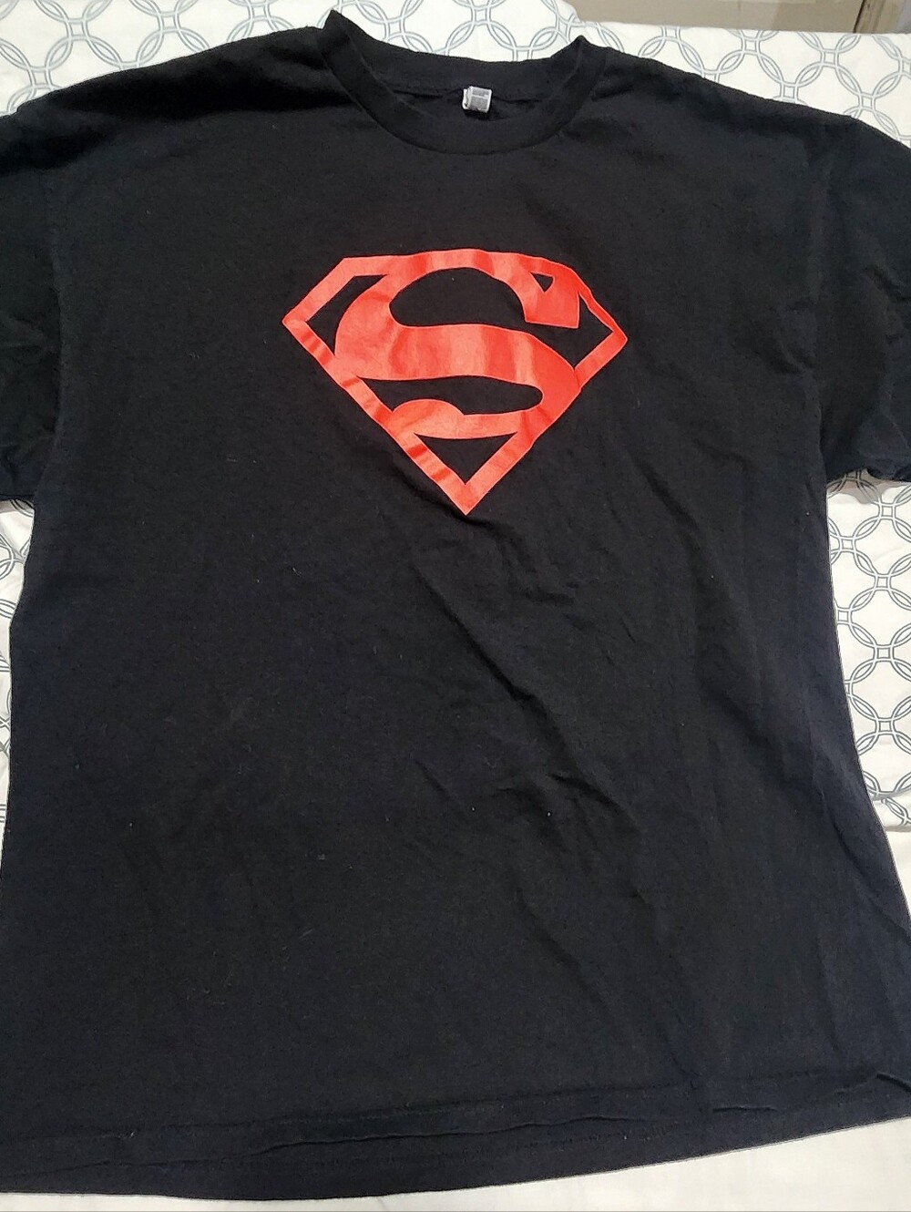 Black Men's Graphic T-Shirt with Red Superman-Style Emblem, SZ 2XL